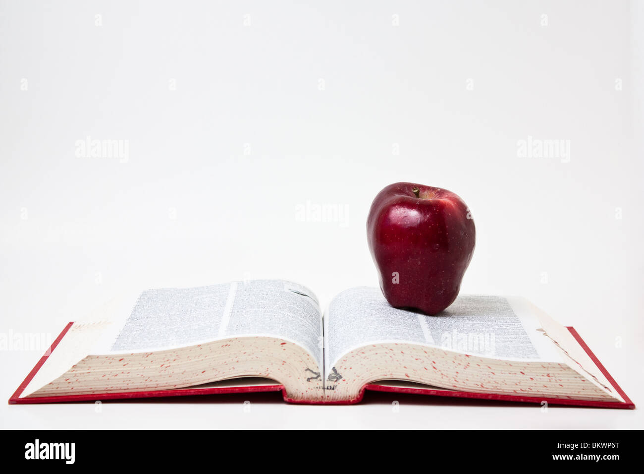 Libro aperto diffusione apple ABC per saperne di istruzione Foto Stock