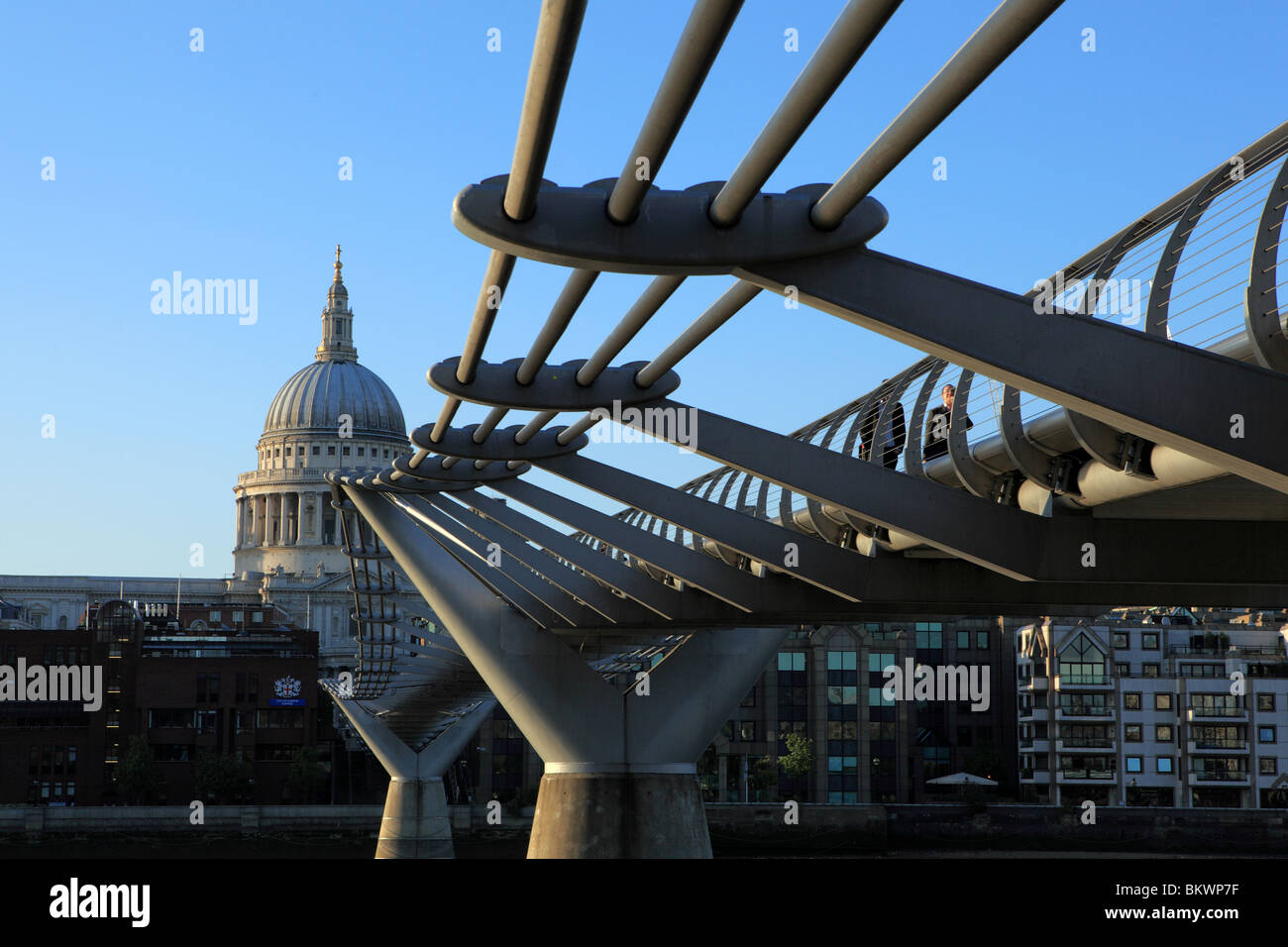 La Cattedrale di St Paul e il Millennium Bridge di Londra Foto Stock