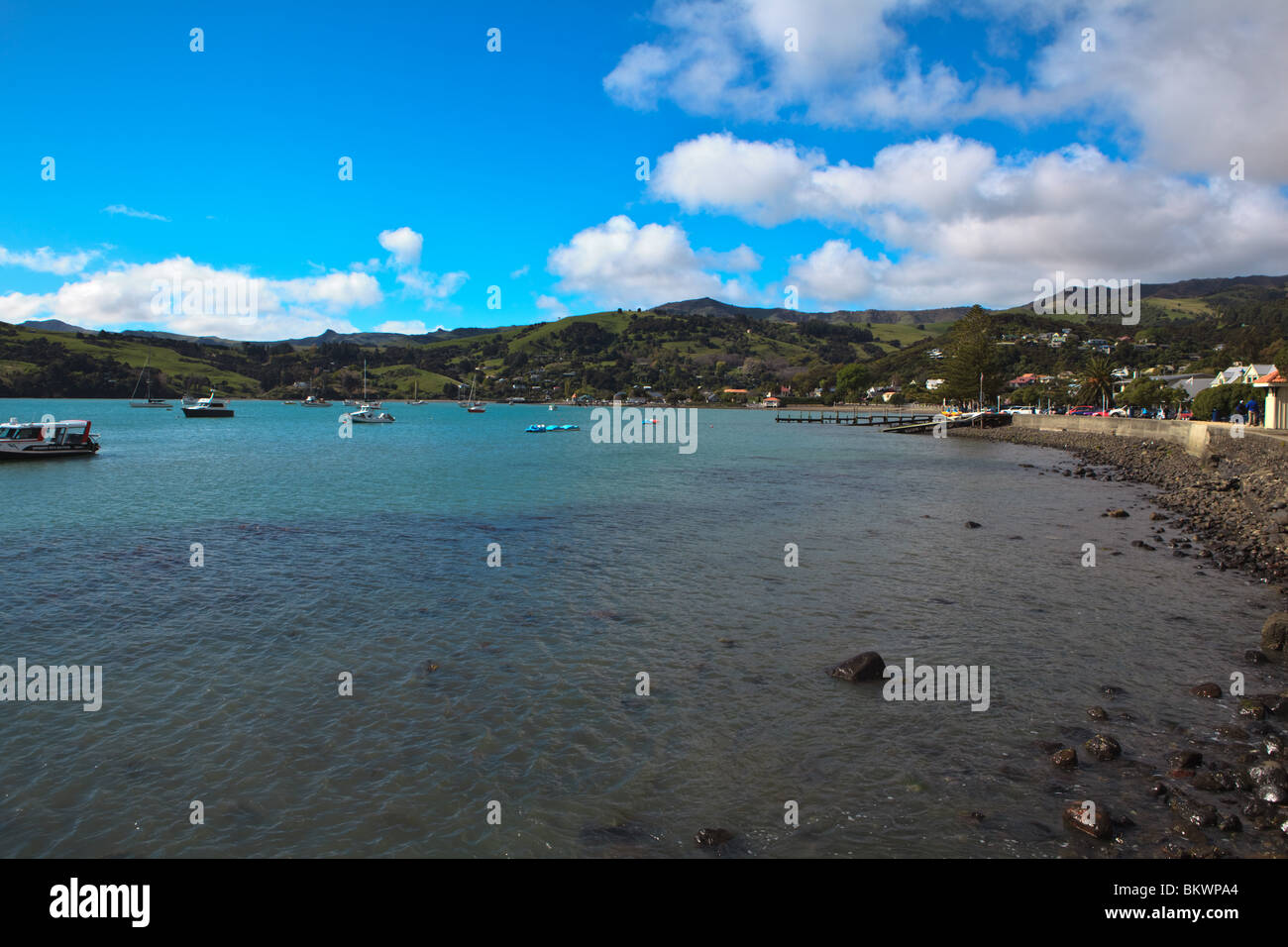 Akaroa è uno storico francese e insediamento britannico annidato nel cuore di un antico vulcano. Foto Stock
