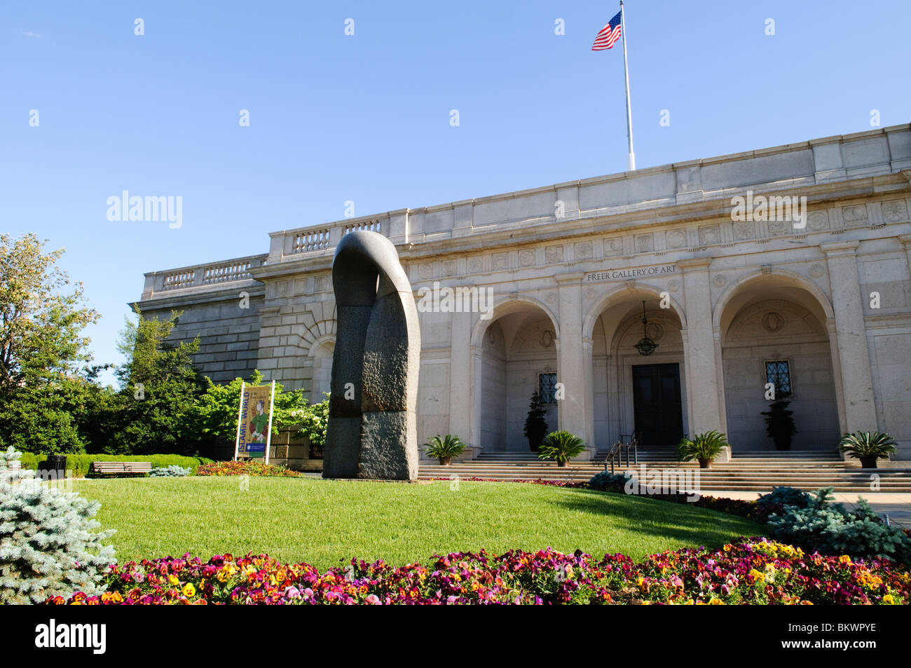 Freer Gallery of Art Entrance Washington DC // WASHINGTON DC - l'ingresso principale della Freer Gallery of Art, parte dello Smithsonian Institution. La Freer Gallery ospita una delle collezioni di arte asiatica più importanti al mondo, insieme a una significativa collezione di arte americana della fine del XIX secolo e dell'inizio del XX secolo. Il museo è stato fondato da un lascito dell'industriale di Detroit Charles Lang Freer, che ha donato tutta la sua collezione e i fondi per un edificio per ospitarlo. La galleria è stata aperta al pubblico nel 1923 ed è stato il primo museo Smithsonian dedicato alle belle arti La F Foto Stock