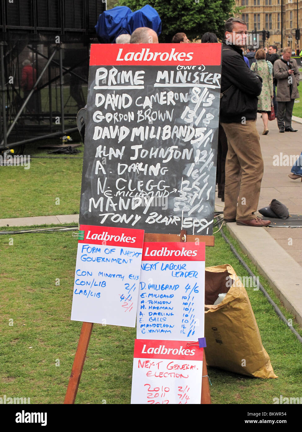 Il primo ministro generale elezione 2010 Ladbrokes appeso il Parlamento la copertura dei media Foto Stock