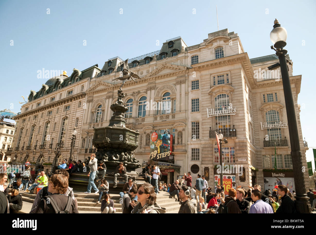 I turisti intorno alla statua di Eros, Piccadilly Circus, London REGNO UNITO Foto Stock