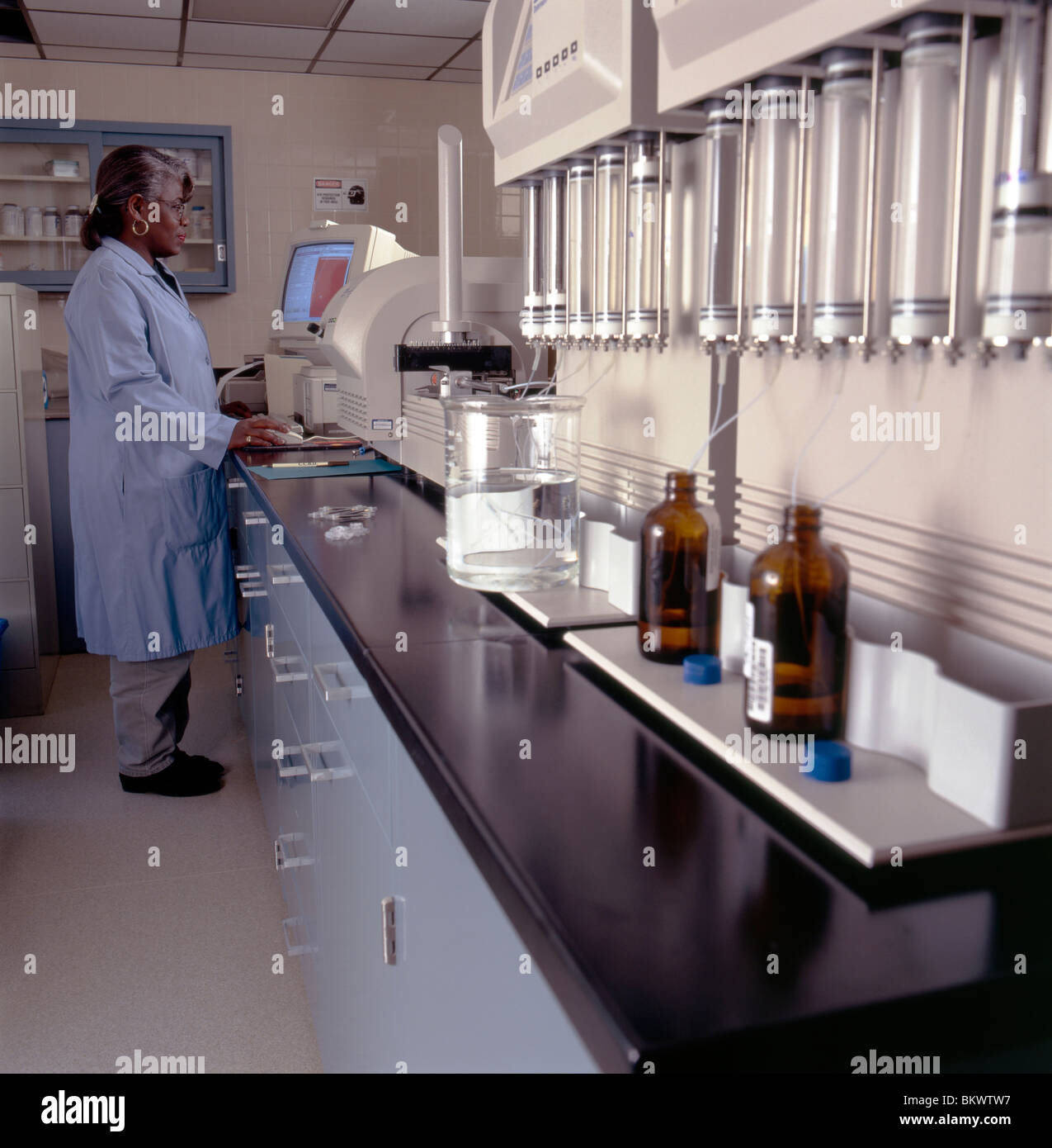 Africa femmina scienziato americano di test di qualità di acqua in laboratorio delle acque di una utility company Foto Stock