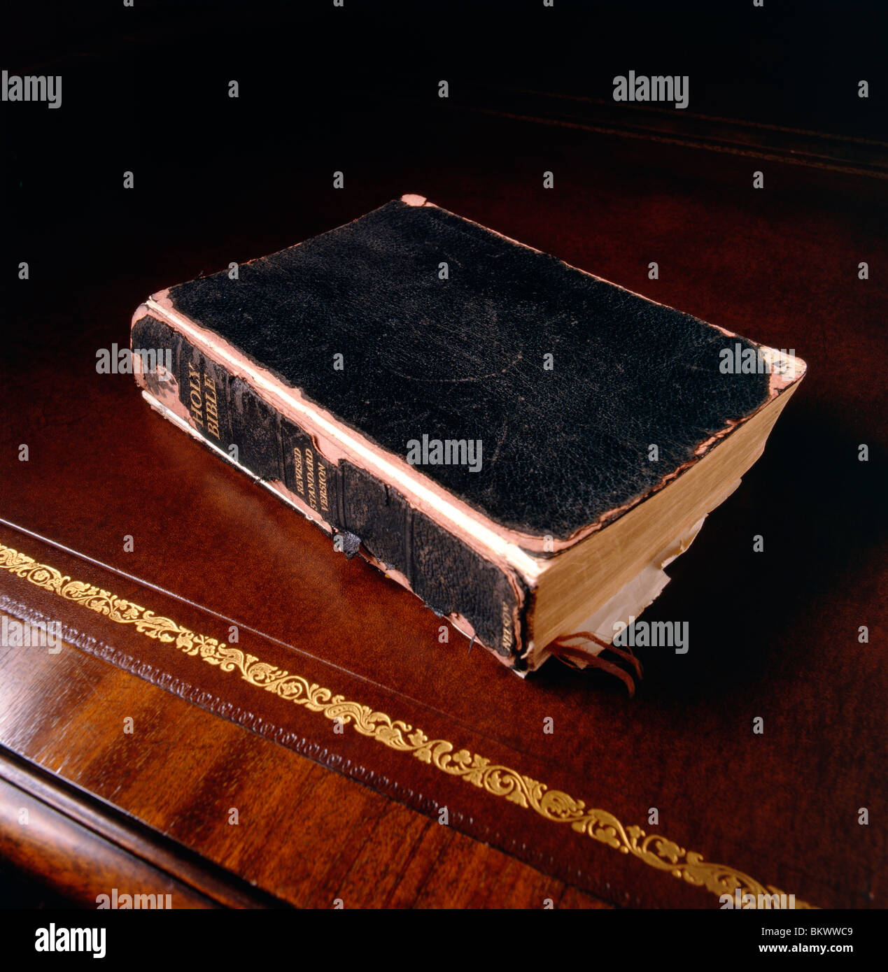 Ancora uno studio della vita di un santo la Bibbia su un antico cuoio desk top Foto Stock