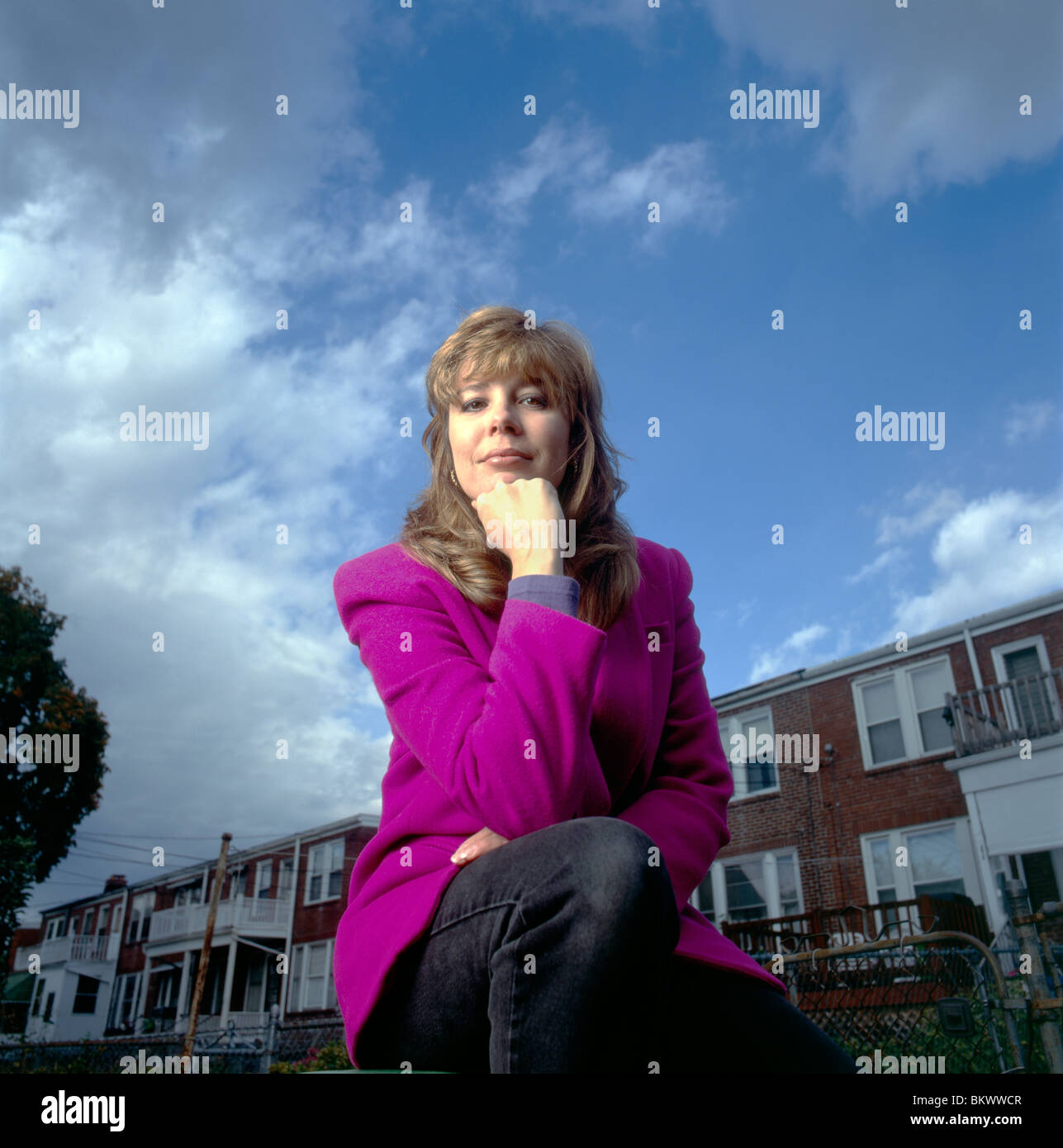 Outdoor ritratto di ex donna di polizia in un'Harrisburg, Pennsylvania, USA, quartiere che ha usato per pattugliare. Foto Stock