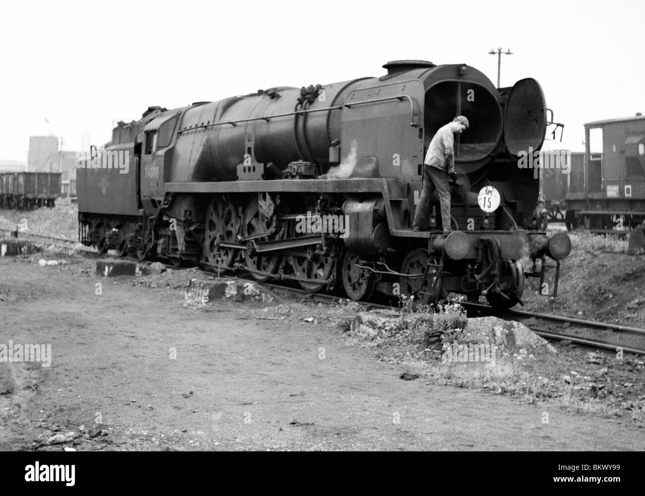 Numero motore 34008 padstow west country classe aventi le sue ceneri svuotati in corrispondenza di un magazzino durante gli ultimi giorni di vapore sul British Rail Foto Stock