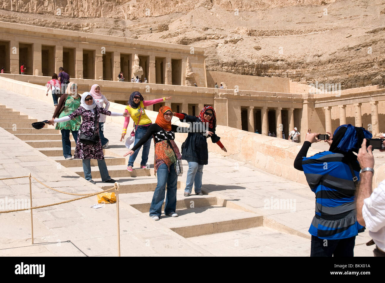 Delle Regine ed al Tempio della Regina Hatshepsut a Deir el-Bahri. Vicino alla Valle dei Re. Turisti locali e stranieri mix felicemente. Foto Stock