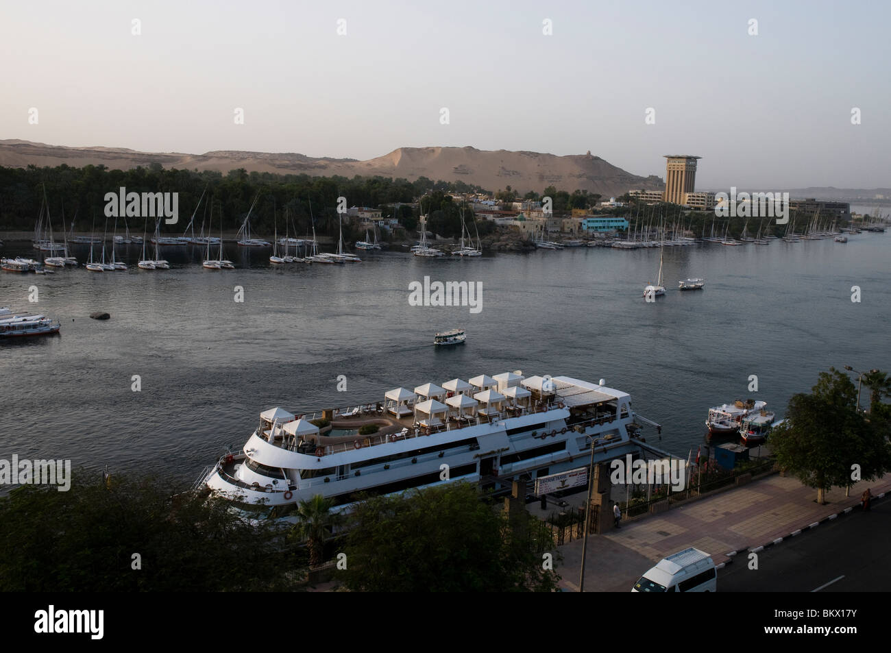 La nave di crociera, il Nilo e Isola Elefantina in background ad Aswan. Foto Stock