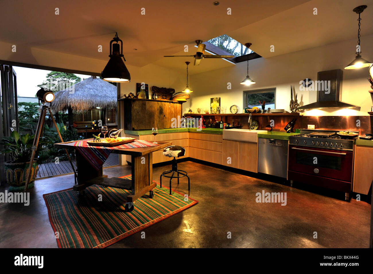 Una cucina in un moderno sub-tropicali home Foto Stock