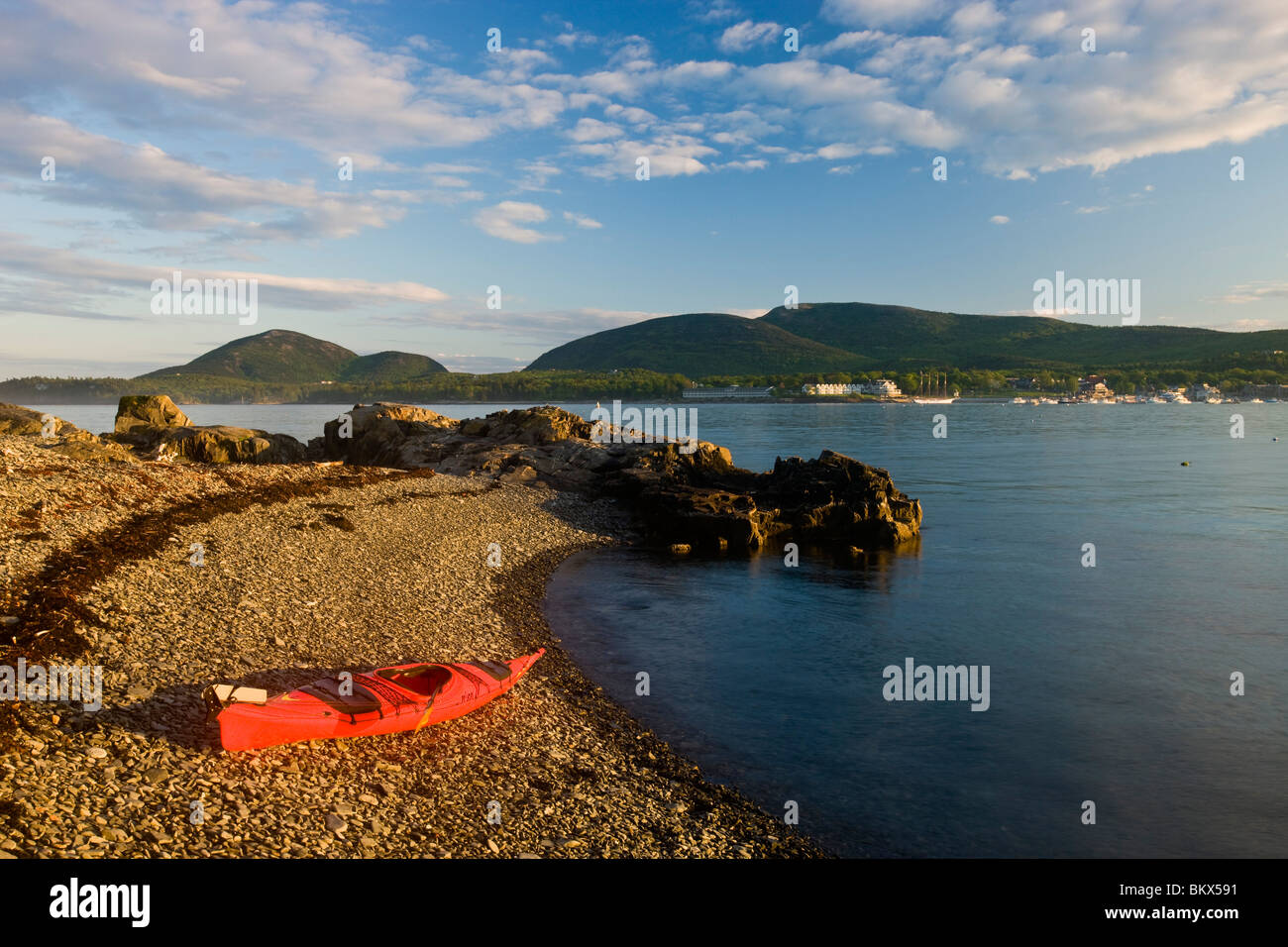 Un kayak nelle isole Porcupine nel Maine il Parco Nazionale di Acadia. Bar Harbor. Foto Stock