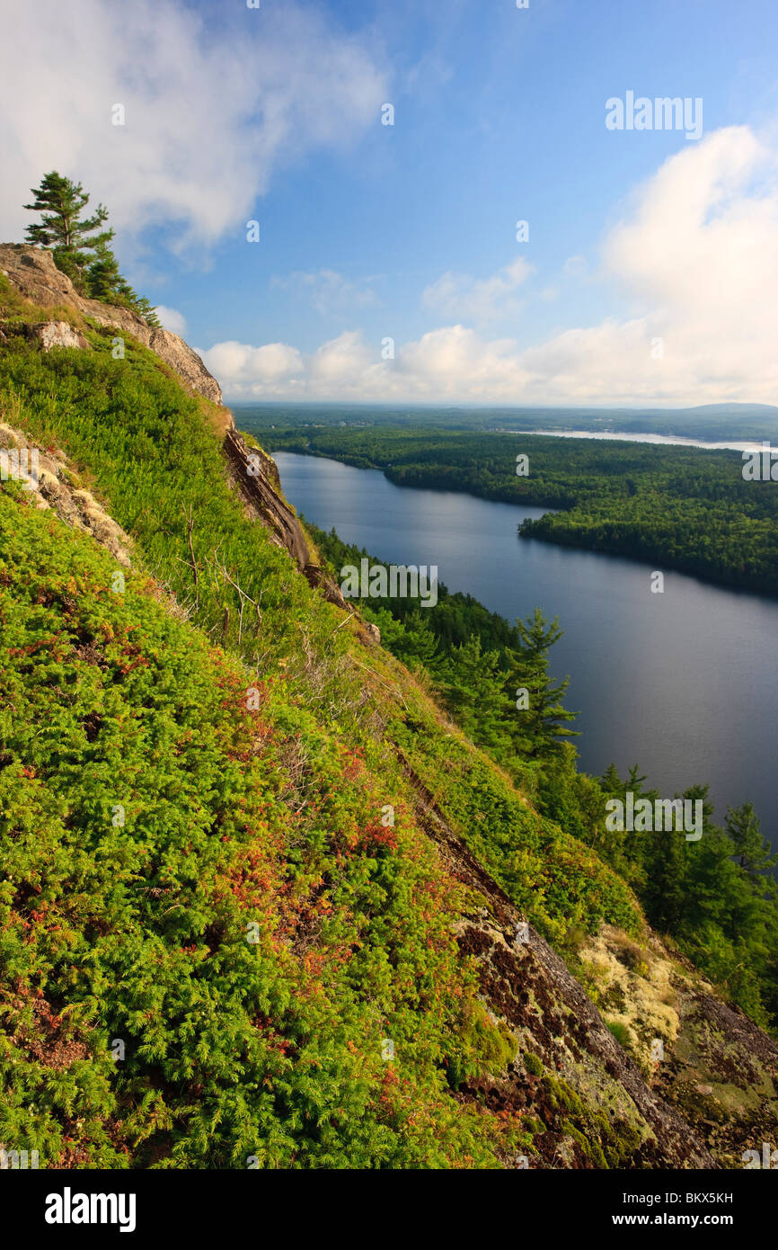 Lago di eco come si vede dalla scogliera di faggio nel Maine il Parco Nazionale di Acadia. Foto Stock