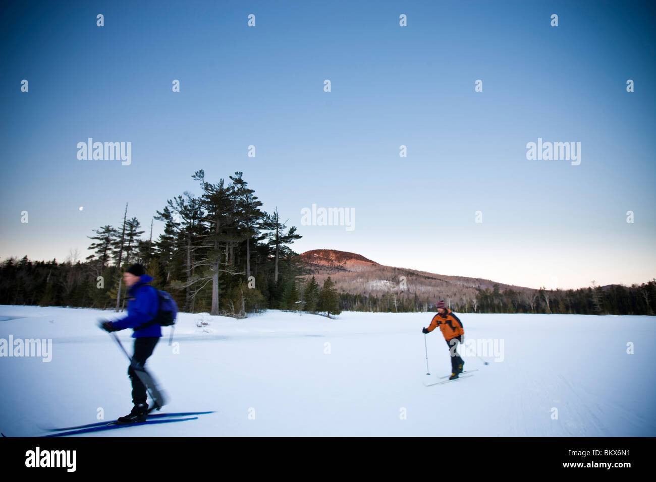 I fondisti su un laghetto congelato nelle vicinanze Little Lyford Pond campi nei pressi di Greenville, Maine, l'inverno. Foto Stock