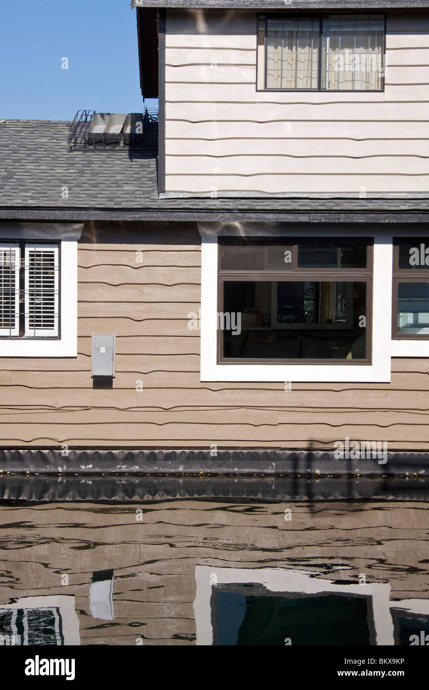 I riflessi di una casa galleggiante in Fisherman Wharf in Victoria Harbour in Victoria, Isola di Vancouver Foto Stock