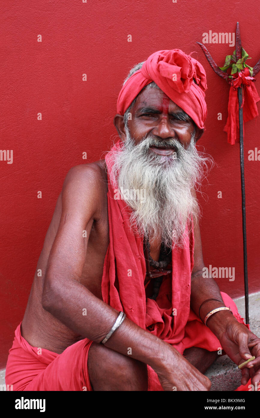 Uomo Santo sugli scalini che portano a Tripura Sundari tempio, Bengala Occidentale Foto Stock