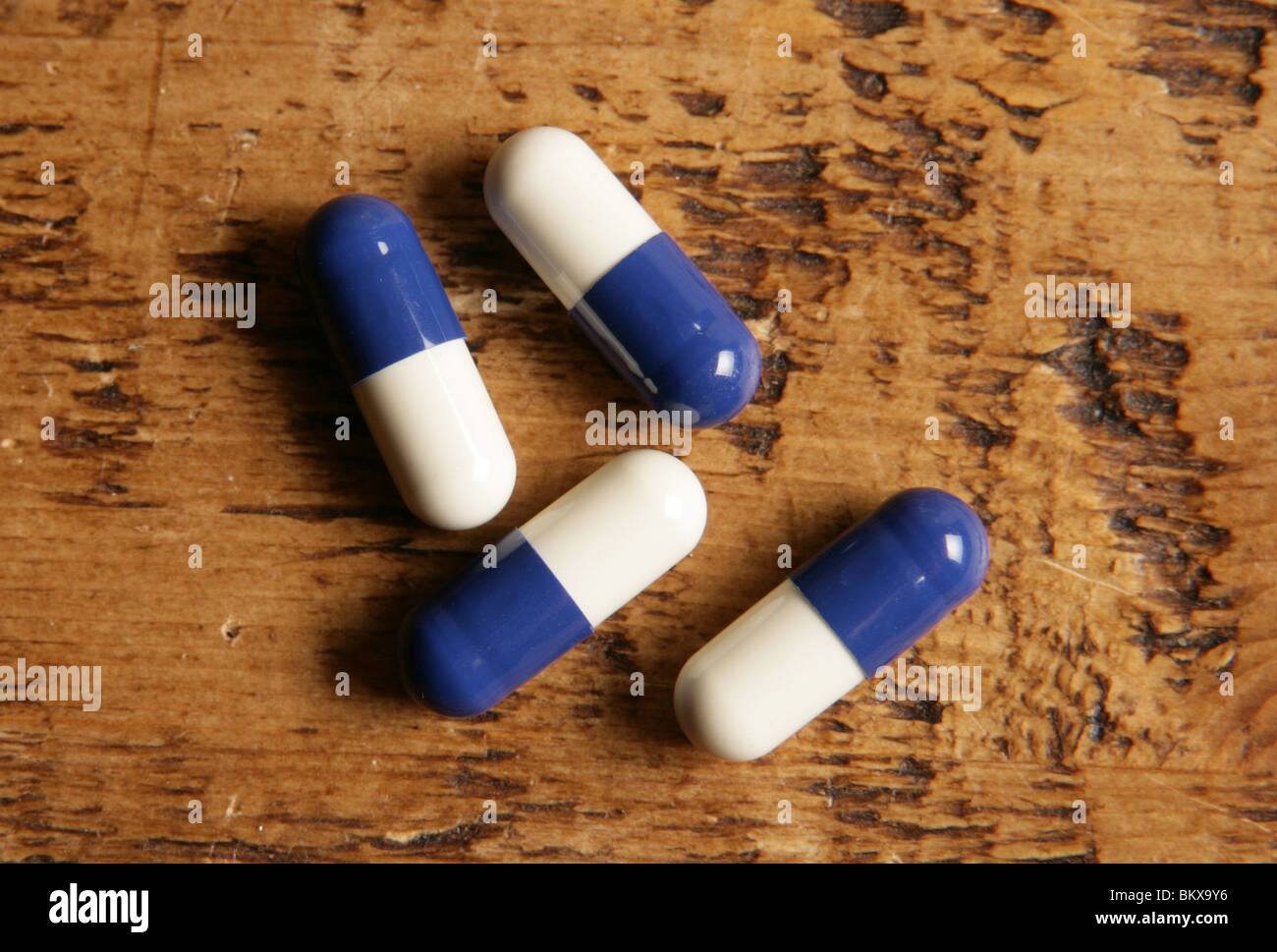 Pila del bianco e del blu pillole su un tavolo Foto Stock