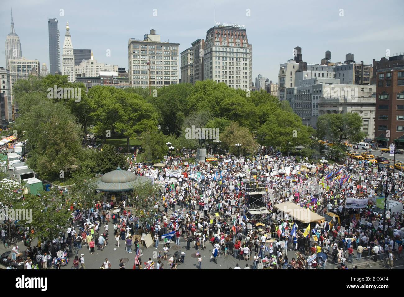 2010: Guardando a Nord su Union Square a un giorno di maggio gli immigrati e i diritti dei lavoratori nel rally di New York City Foto Stock