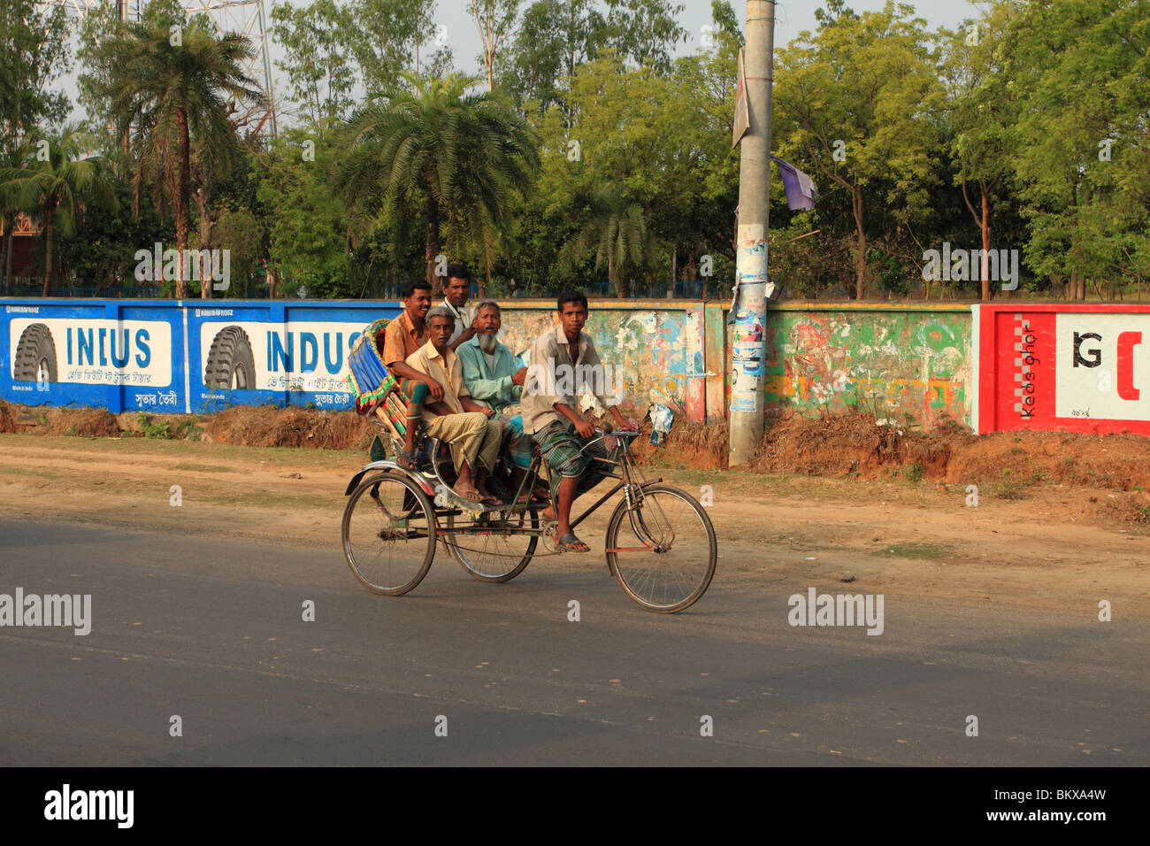 Gli uomini del Bangladesh in risciò ciclo Foto Stock