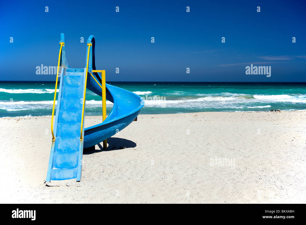 Parco giochi slitta sulla spiaggia in Oman Foto Stock