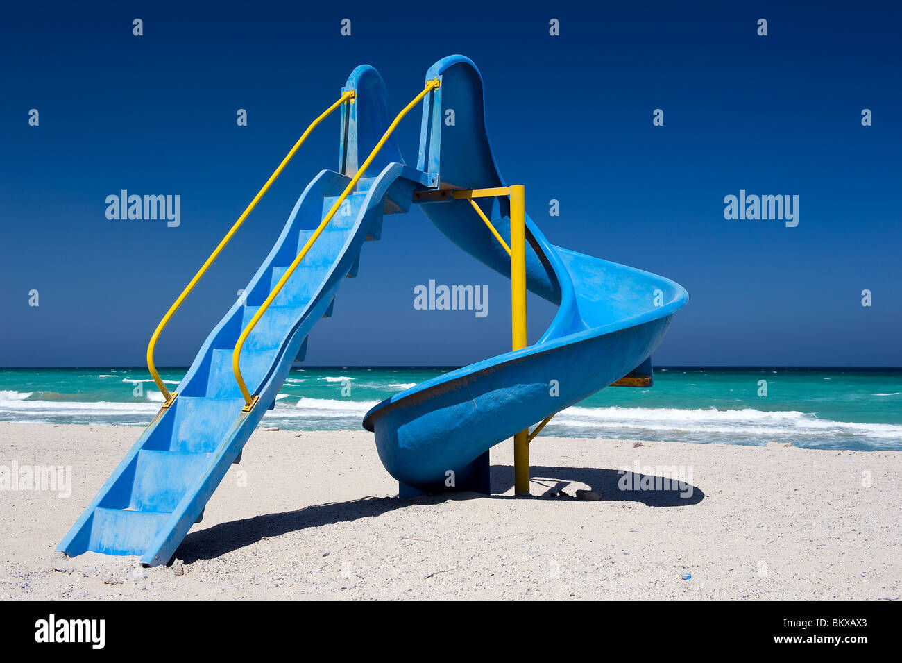 Parco giochi slitta sulla spiaggia in Oman Foto Stock