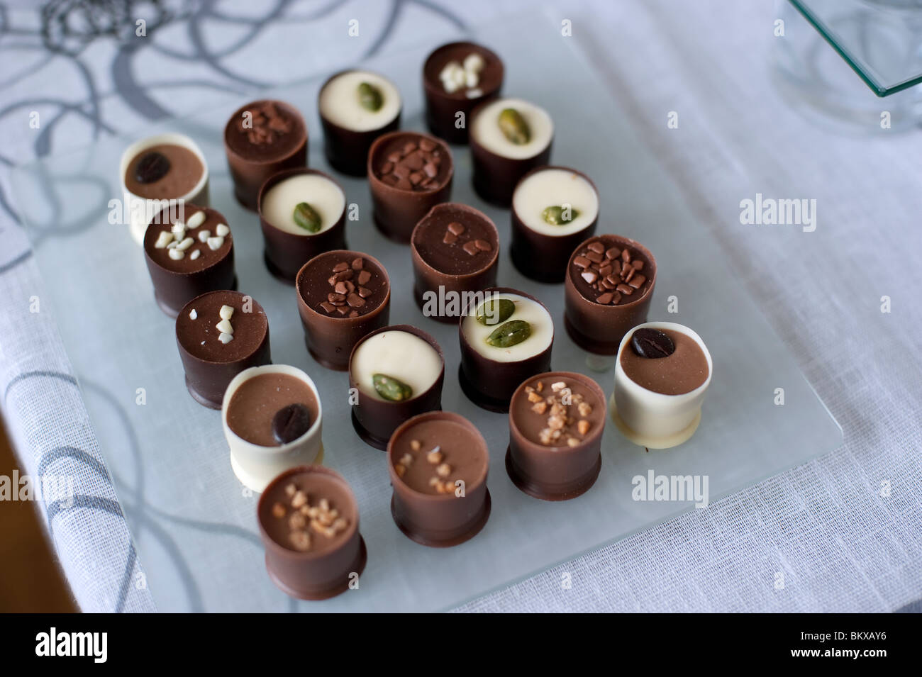 Cioccolatini servita su un tavolo Foto Stock