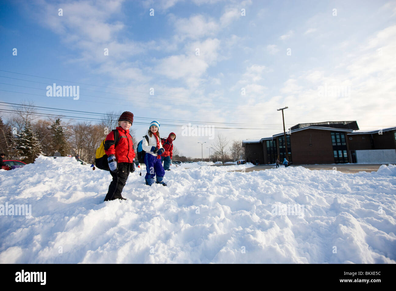 Scuola elementare età i bambini a scuola a piedi in inverno a Portsmouth, New Hampshire. Piccolo porto scuola. Foto Stock