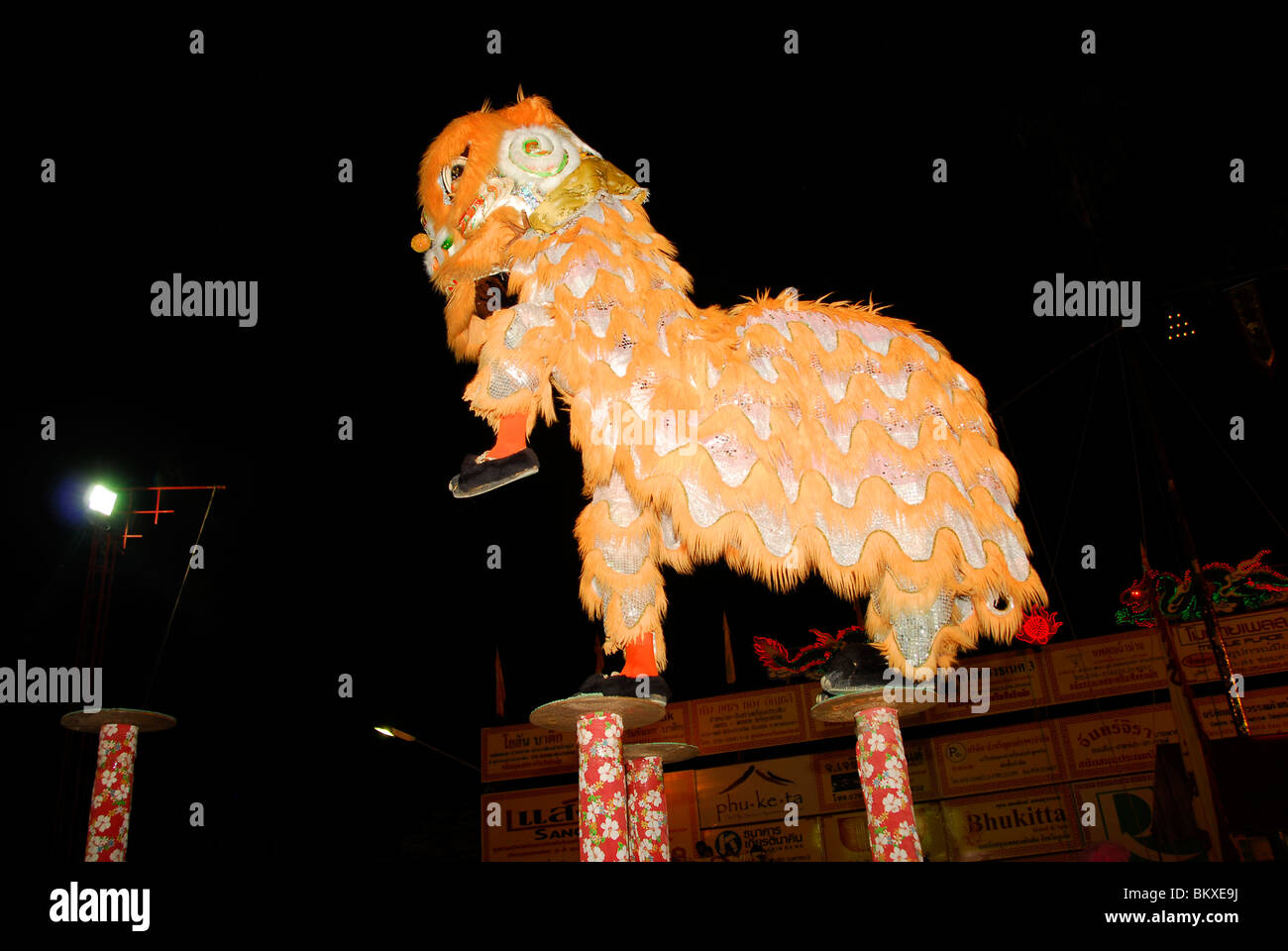 La danza del leone ,Festival vegetariano(Tesagan Gin Je), evento annuale tenuto durante il nono mese lunare ,Phuket, Tailandia Foto Stock