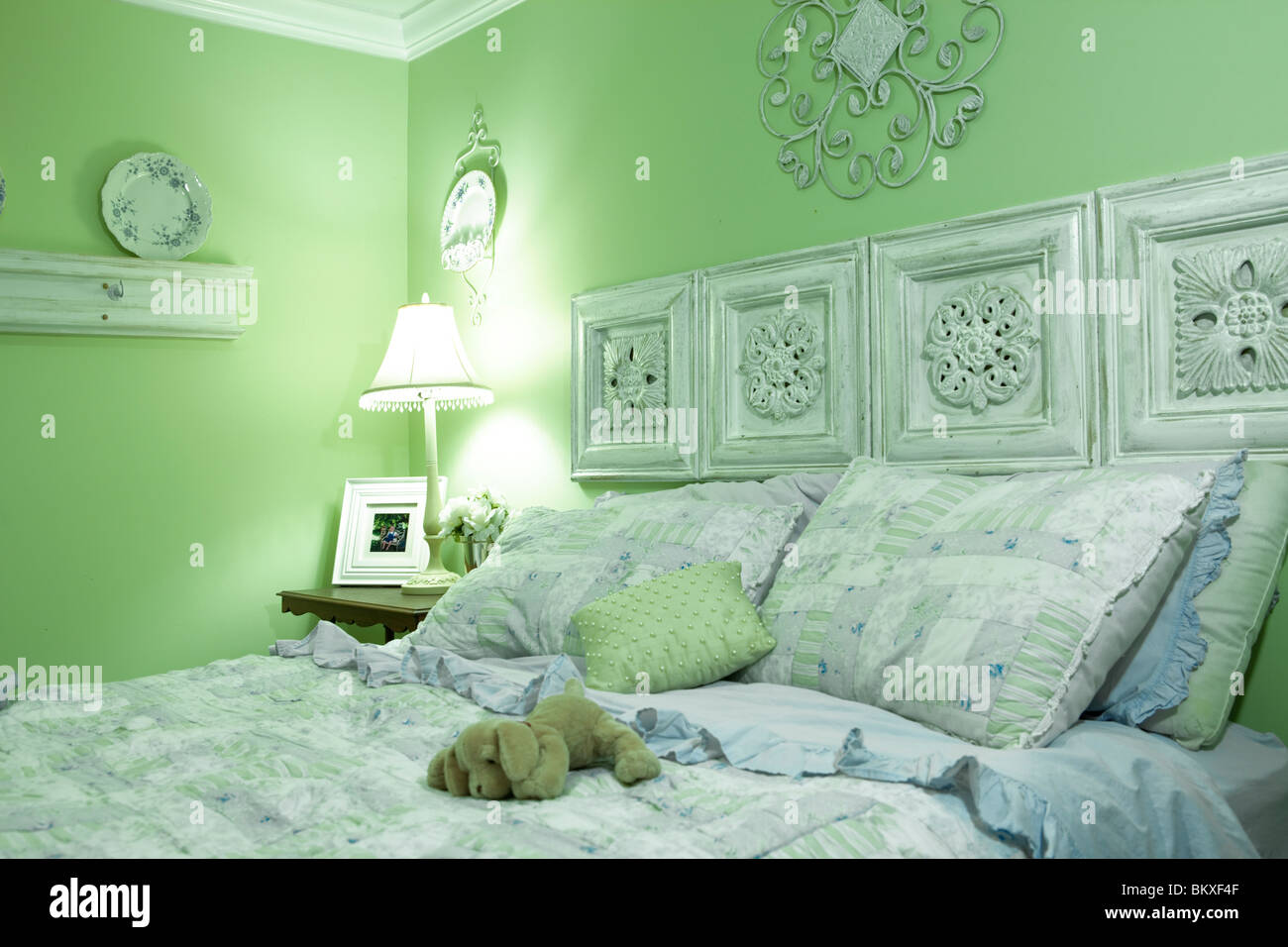 Parete Verde camera con arredamento bianco che mostra un delicato decor di gusto Foto Stock