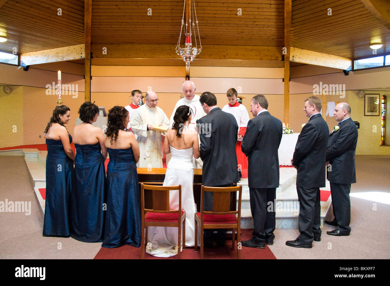 Cerimonia di matrimonio in corso in una chiesa moderna Foto Stock