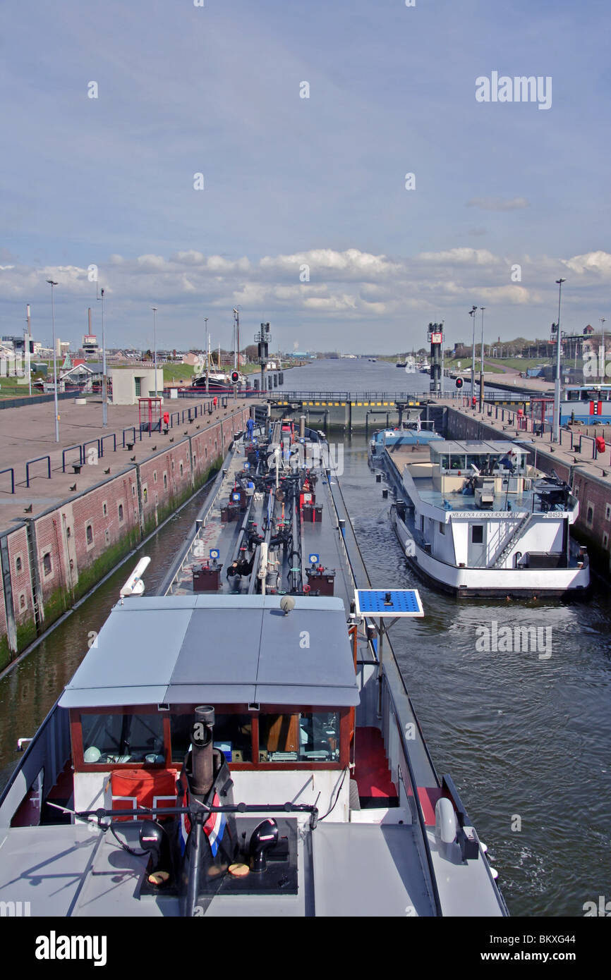 Le serrature a Ijmuiden con il Mare del Nord del canale di Amsterdam di collegamento per aprire il Mare del Nord Velsen Paesi Bassi Europa Foto Stock