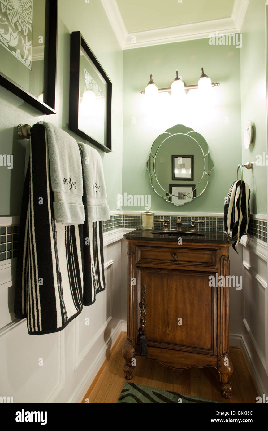 Stanza da bagno per gli ospiti nel verde, i colori nero e bianco. Stile contemporaneo Foto Stock