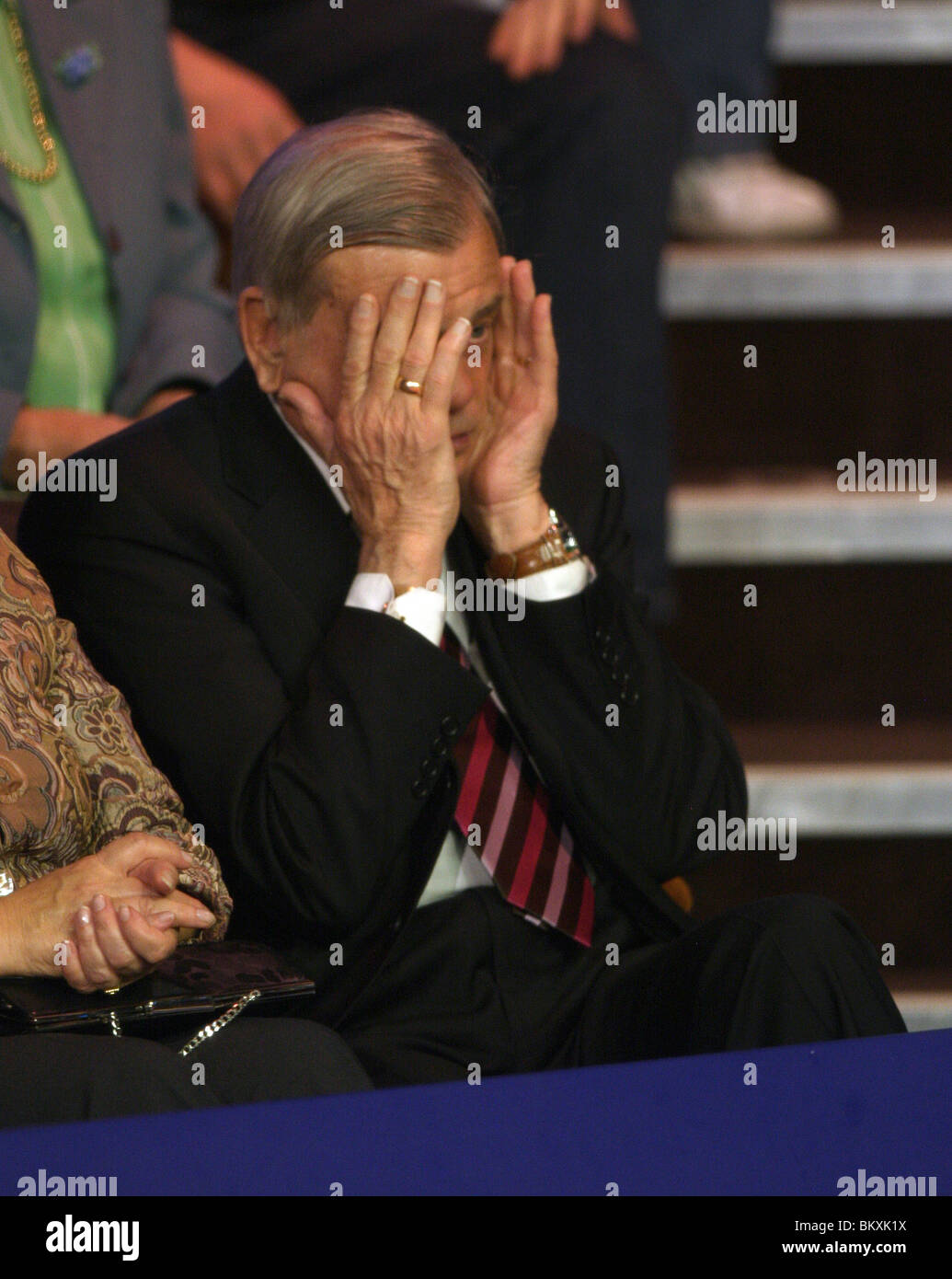 DICKIE BIRD le lotte per guardare la World Snooker Championship il crogiolo SHEFFIELD INGHILTERRA 03 Maggio 2010 Foto Stock