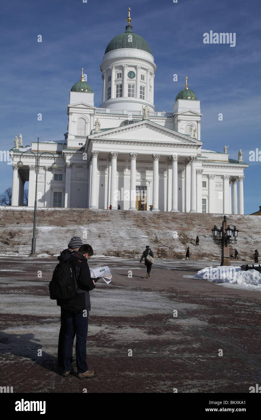 CATTEDRALE, TURISTI, MAPPA, HELSINKI: Turisti controllare leggere la mappa Helsinki Senate Square Cathedral Steps Snow Winter, Finlandia Foto Stock