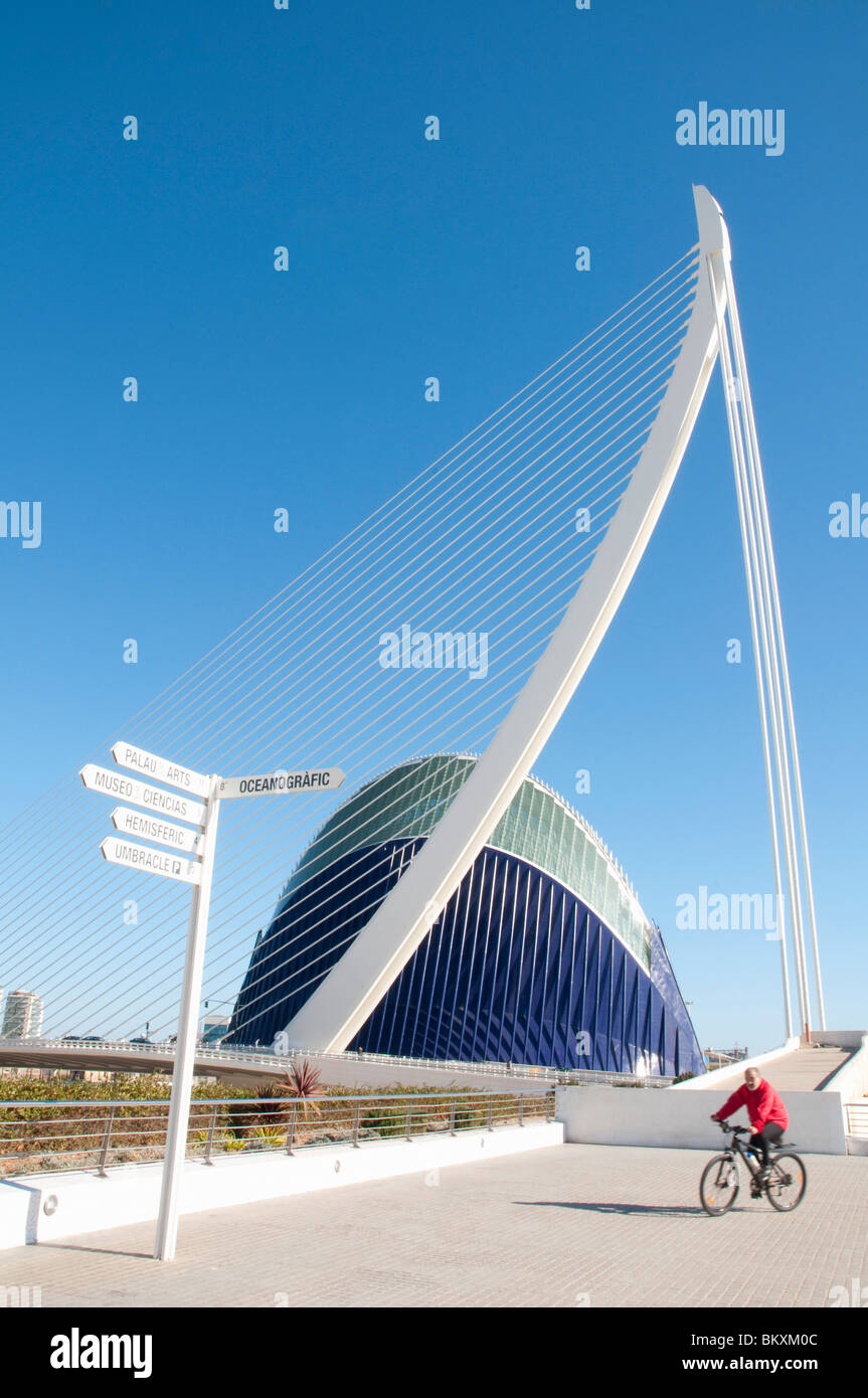 L'Assut d'Or bridge e l'Agora. Città delle Arti e delle Scienze di Valencia, Spagna. Foto Stock