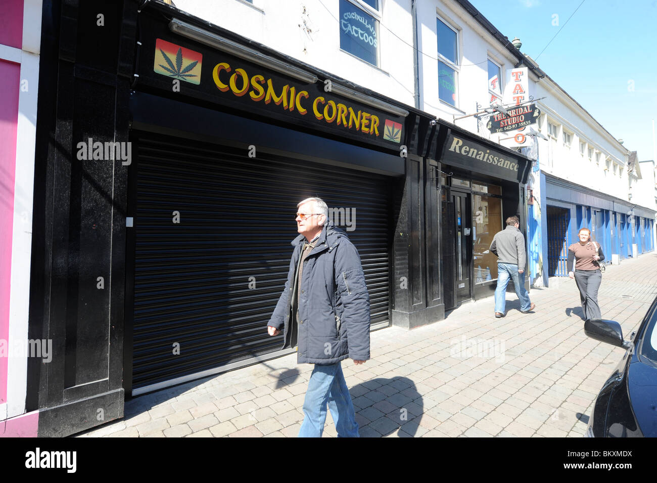 La droga headshops negozi di testa alti legale società sociale shop negozi illegali angolo cosmico Dundalk County Louth la legislazione in materia di droga le Foto Stock