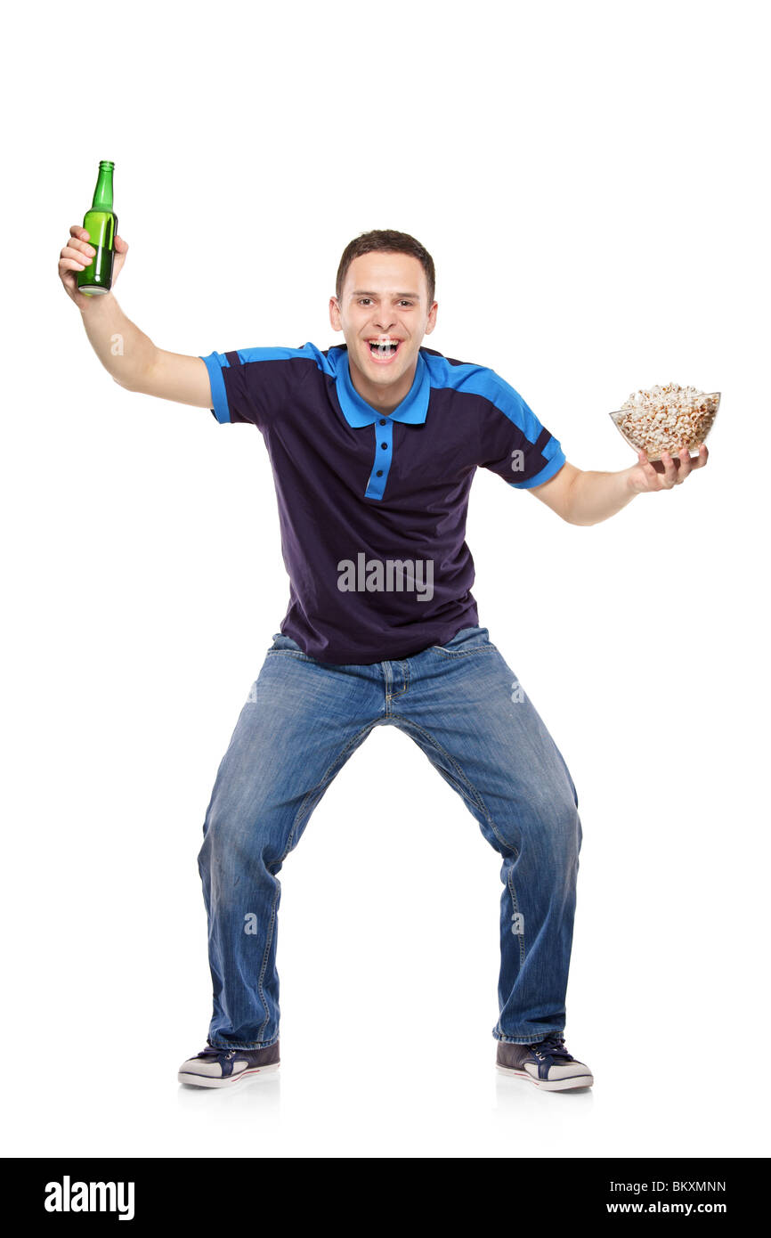 Sport ventola con una bottiglia di birra e popcorn bowl nelle sue mani Foto Stock