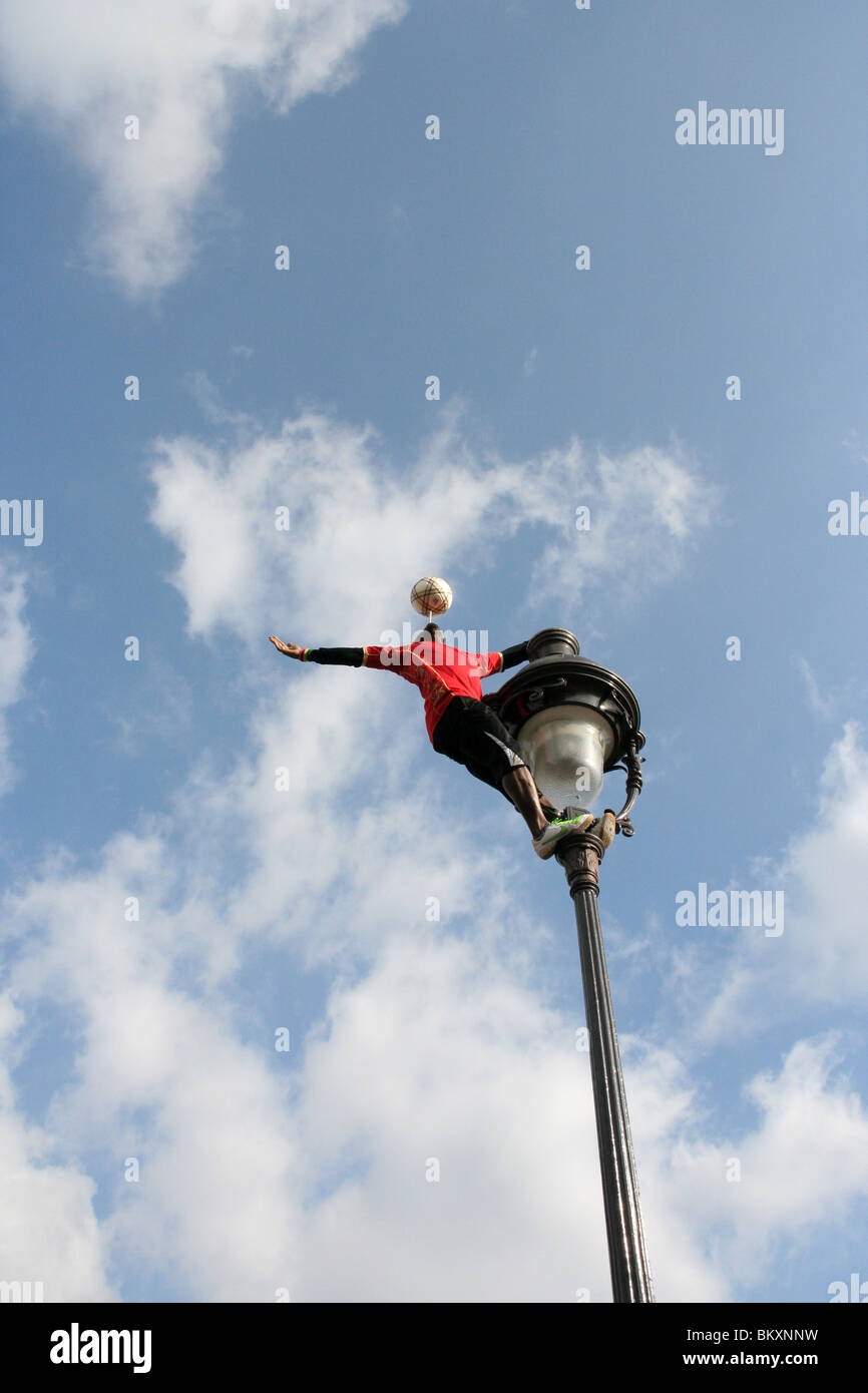 Giocatore di football di eseguire impressionante atto di equilibrio. Parigi, Francia Foto Stock