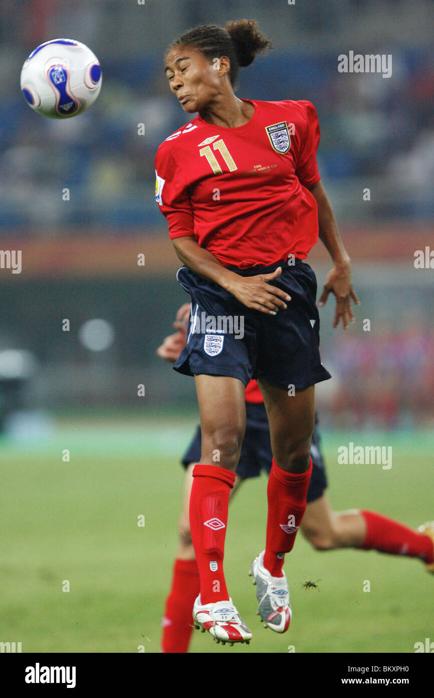 Rachel Yankey, l'Inghilterra, dirige la palla durante una partita dei quarti di finale della Coppa del mondo femminile FIFA contro gli Stati Uniti il 22 settembre 2007 al Tianjin Olympic Sports Center Stadium di Tianjin, Cina. Solo per uso editoriale. Uso commerciale vietato. (Fotografia di Jonathan Paul Larsen / Diadem Images) Foto Stock