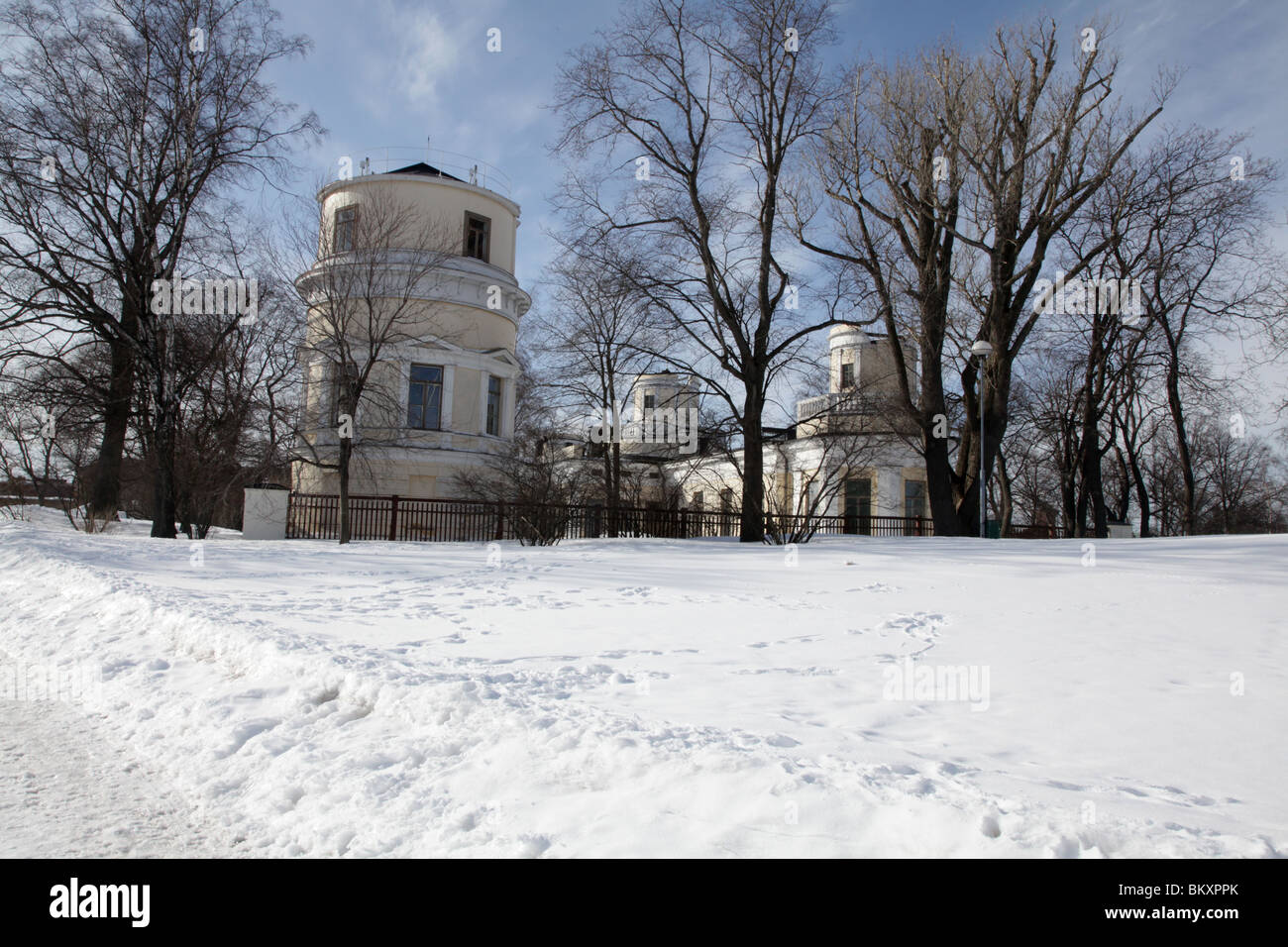 HELSINKI OBSERVATORY WINTER: Osservatorio di Helsinki in un parco collinare vicino al porto principale sud del terminal Olympia in inverno, Finlandia Foto Stock