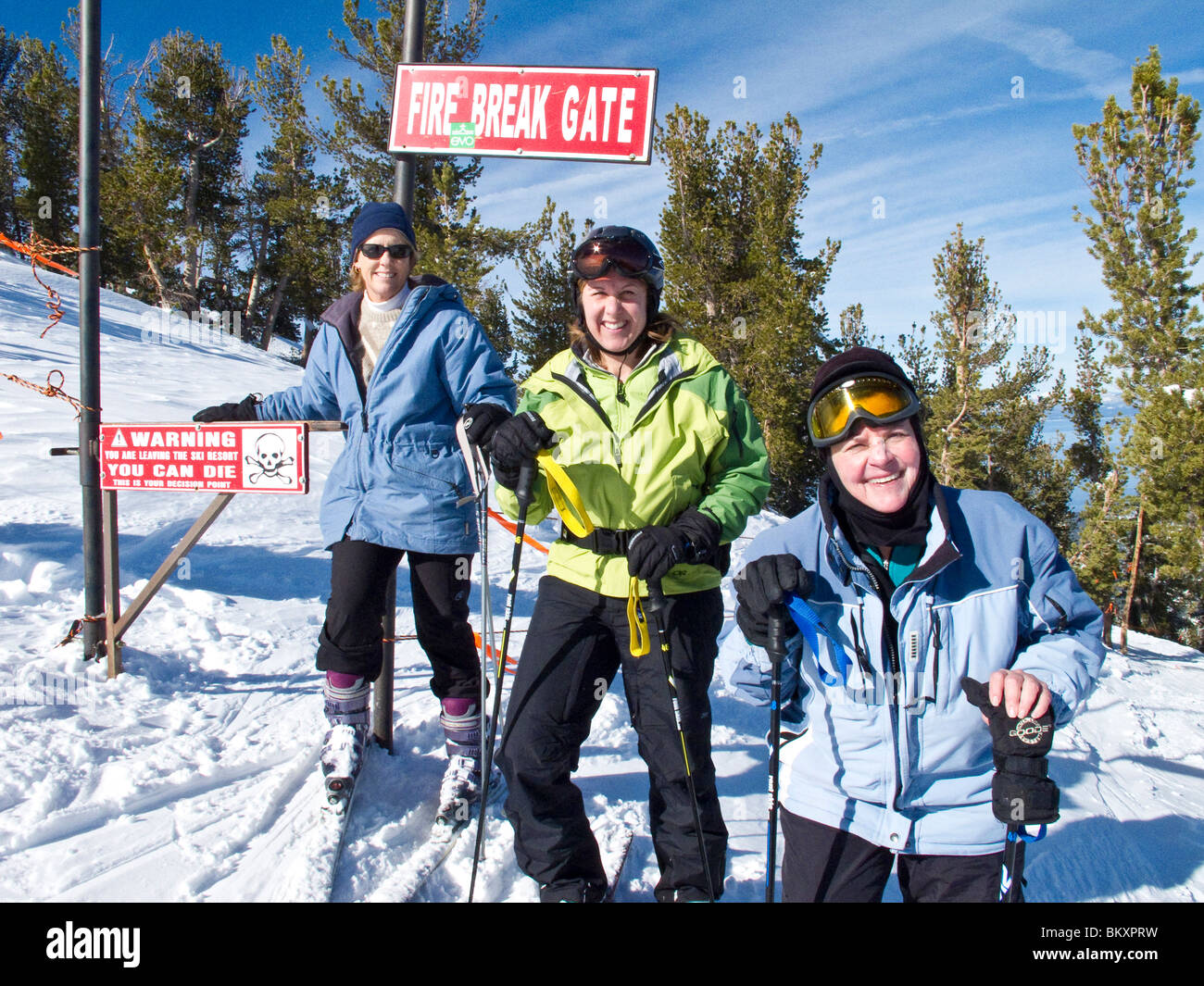 Gli sciatori pongono per la porta che conduce al paese indietro di Heavenly Mountain Resort. Foto Stock