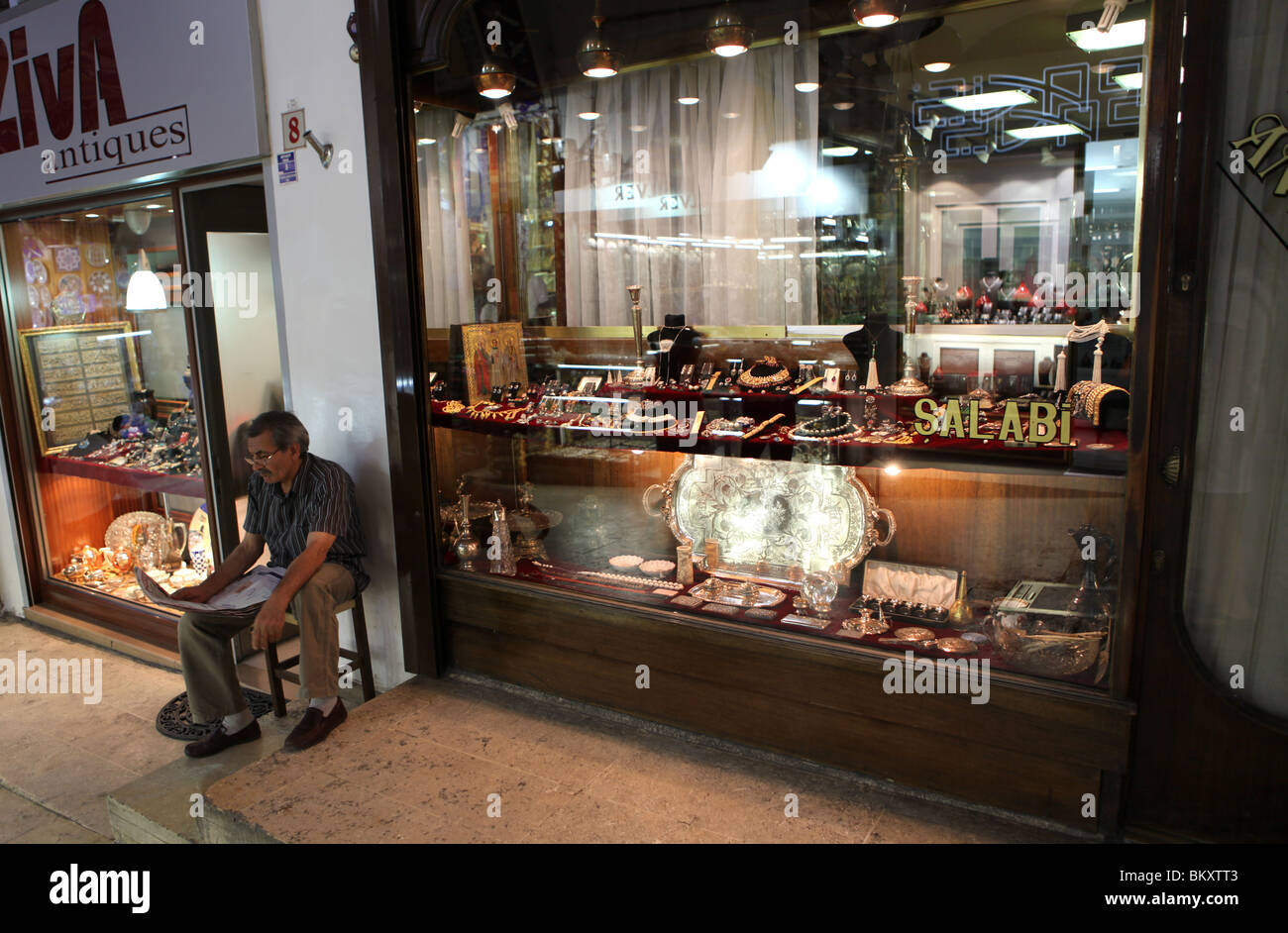 Una gioielleria keeper leggendo un giornale in Grand Bazaar a Istanbul la capitale della Turchia. Foto Stock