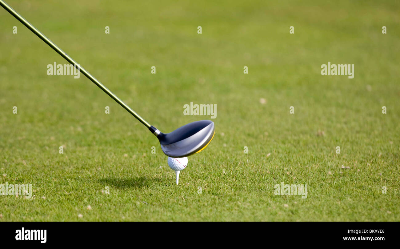 Giocatore di golf tees con driver sul tee-box Foto Stock