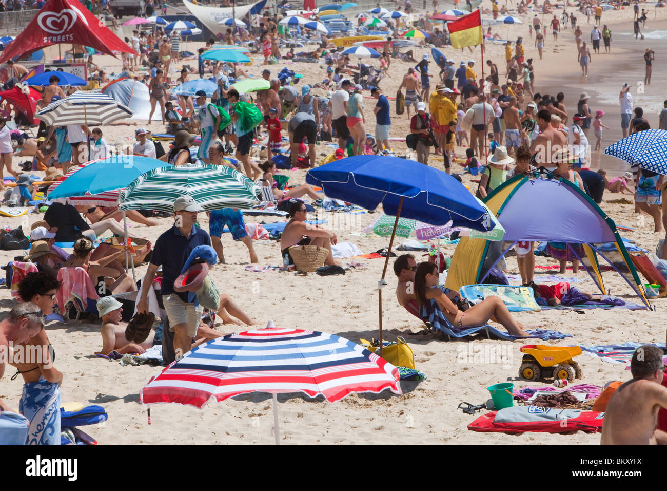 La folla sulla spiaggia di Manly, Sydney, Australia. Foto Stock