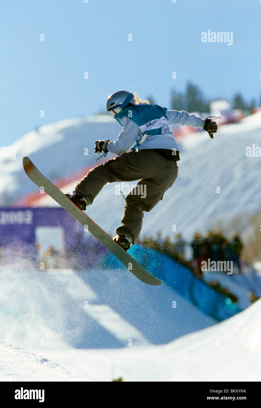 Persona jumping mentre lo snowboard Foto Stock