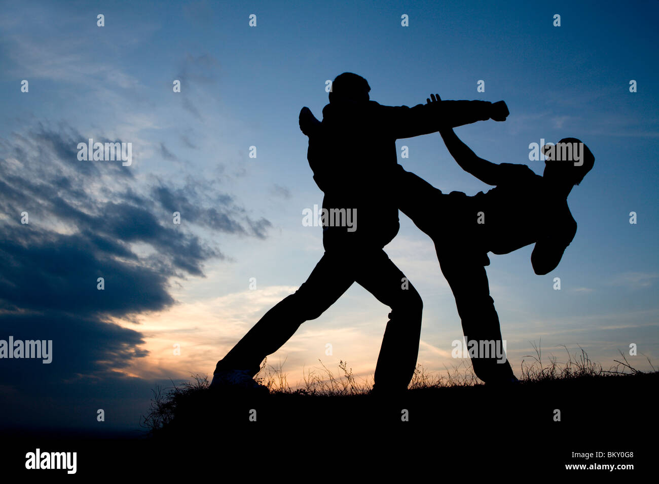 Formazione di karate dal tramonto - silhouette Foto Stock