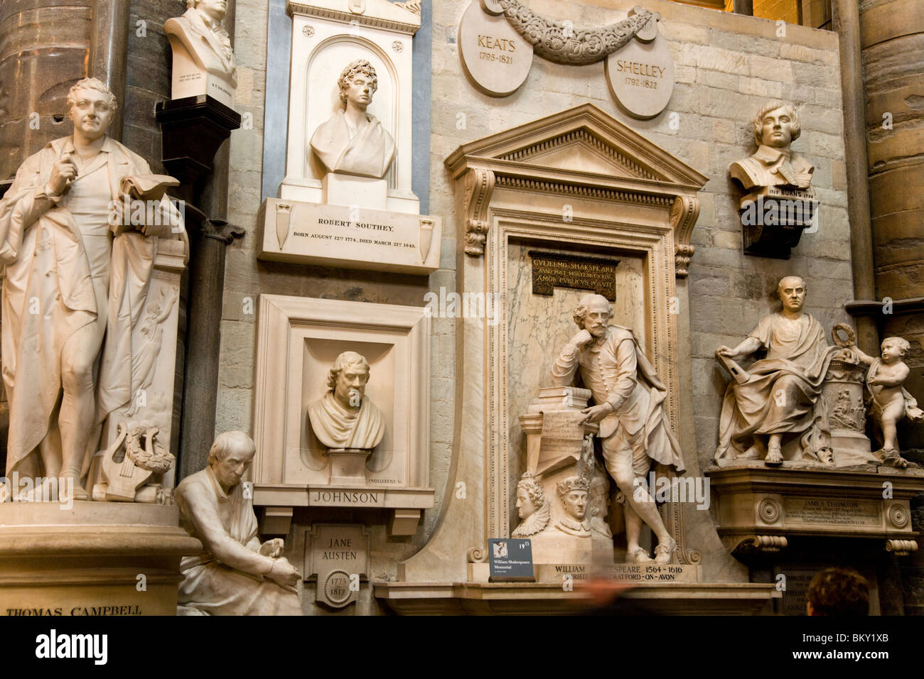 Conmemorativos memorial memoriali ' Poets Corner ' del transetto sud. La Westminster Abbey Iglesia: Inghilterra REGNO UNITO : en el Reino Unido. Foto Stock