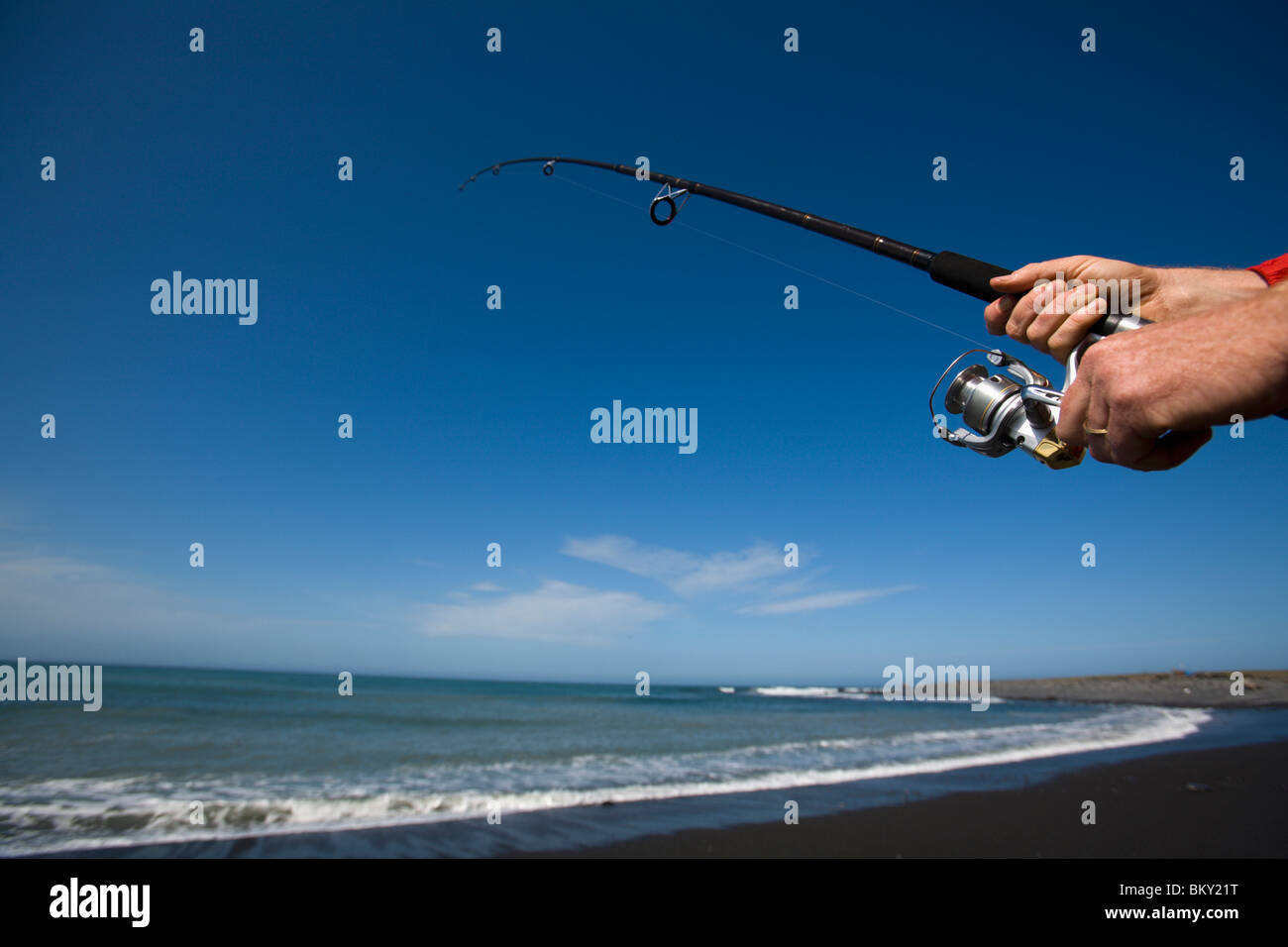 Un uomo pesci nell'Oceano Pacifico fuori della perdita della costa, California. Foto Stock