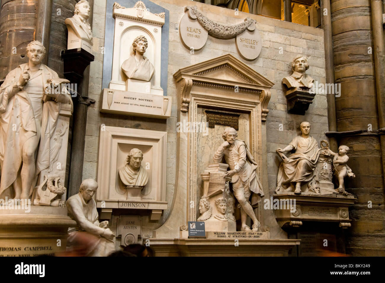 Conmemorativos memorial memoriali ' Poets Corner ' del transetto sud. La Westminster Abbey Iglesia: Inghilterra REGNO UNITO : en el Reino Unido. Foto Stock