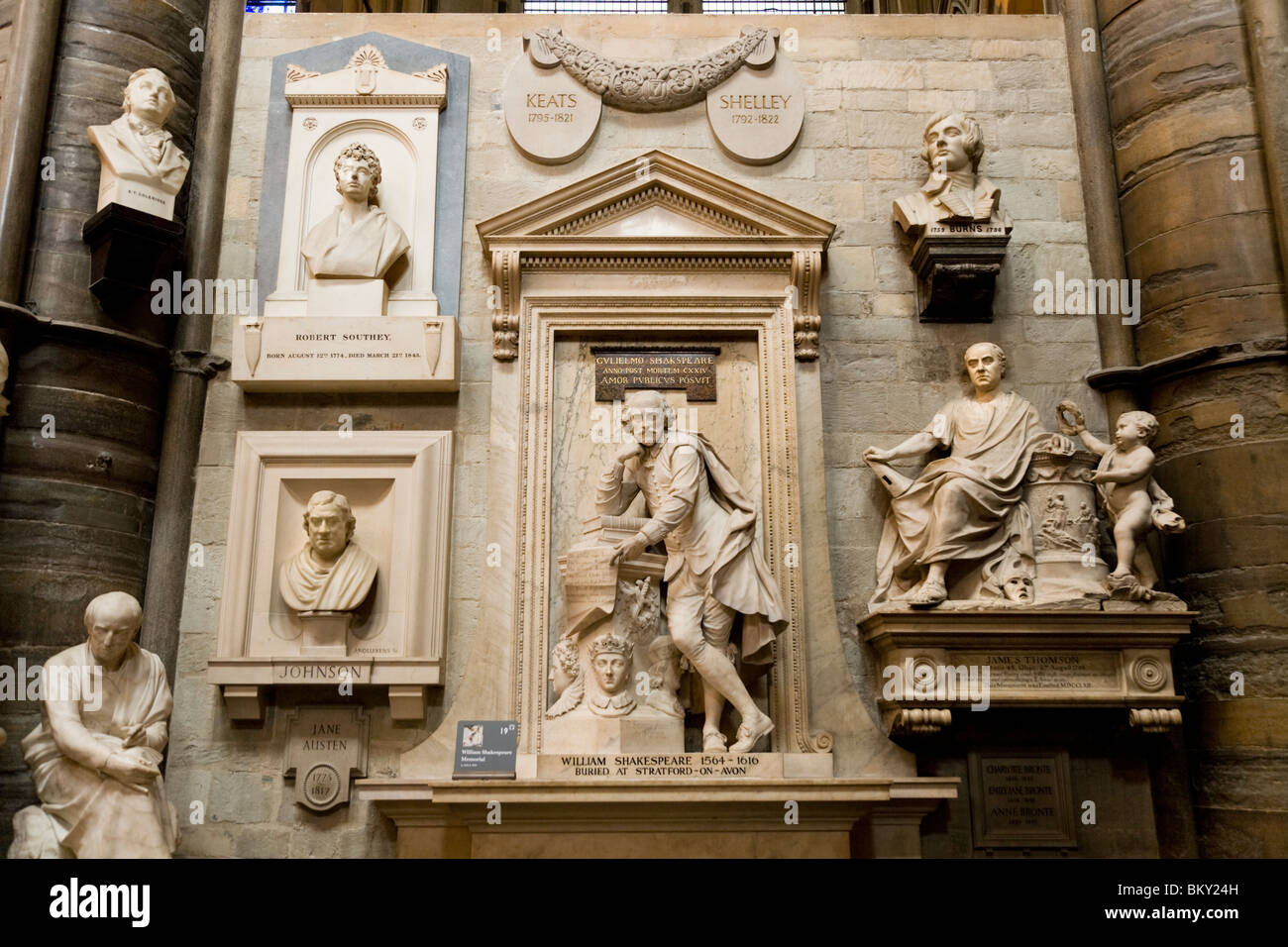 Conmemorativos memorial memoriali ' Poets Corner ' del transetto sud. La Westminster Abbey Iglesia: Inghilterra REGNO UNITO : en el Reino Unido. Foto Stock