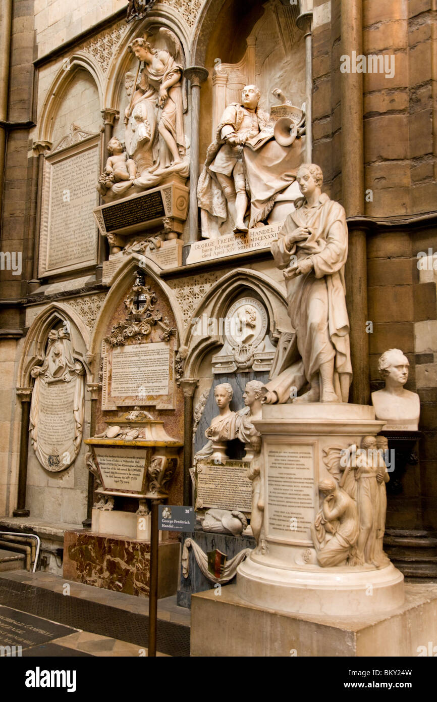 Conmemorativos memorial memoriali ' Poets Corner ' del transetto sud. La Westminster Abbey Iglesia: Inghilterra REGNO UNITO : en el Reino Unido. Foto Stock