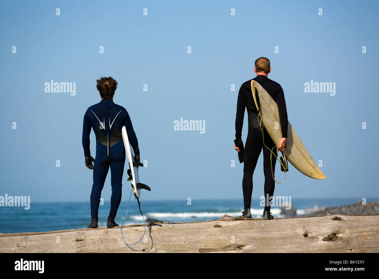 Due uomini stand con tavole da surf sotto le braccia sulla costa perso, California. Foto Stock